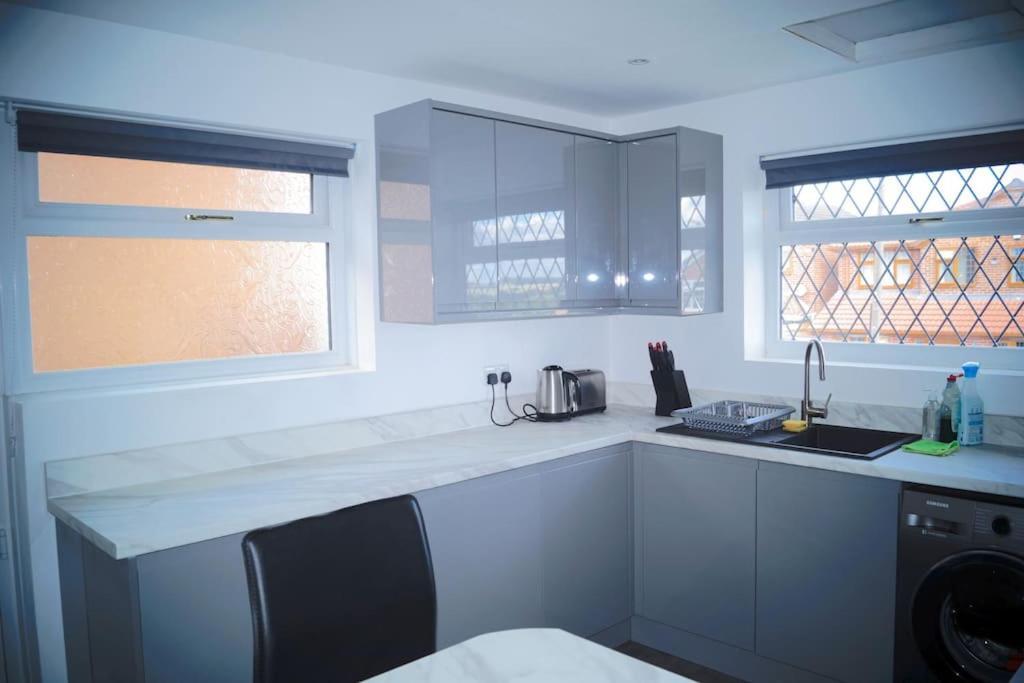 Luxurious Detached Bungalow バットレイ エクステリア 写真