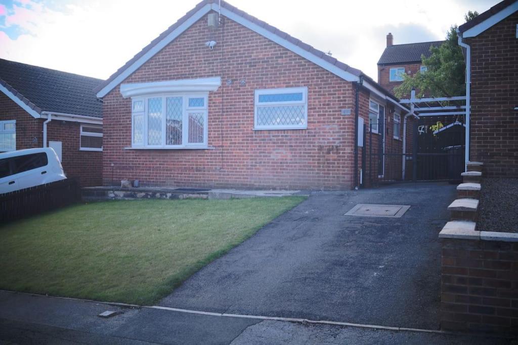 Luxurious Detached Bungalow バットレイ エクステリア 写真