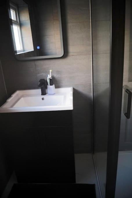 Luxurious Detached Bungalow バットレイ エクステリア 写真