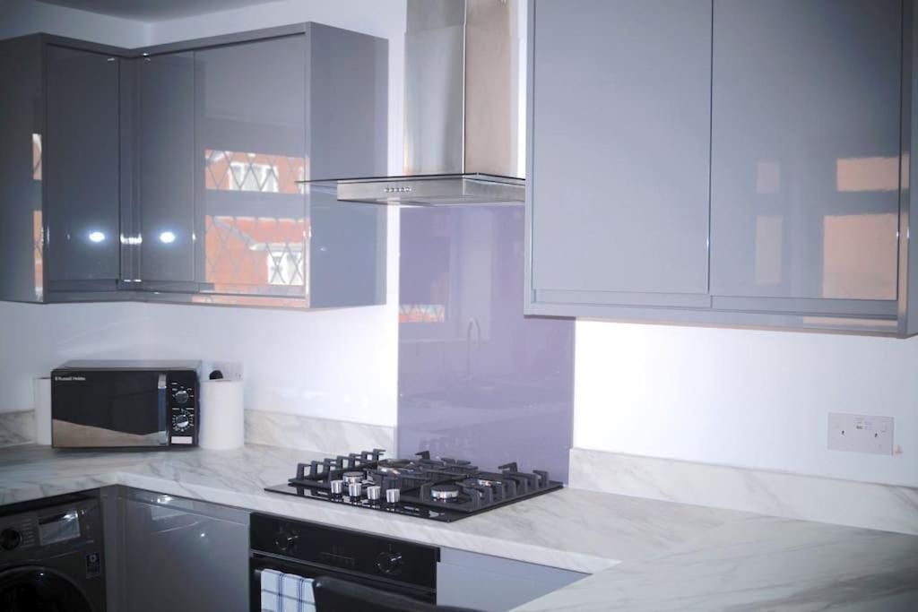 Luxurious Detached Bungalow バットレイ エクステリア 写真