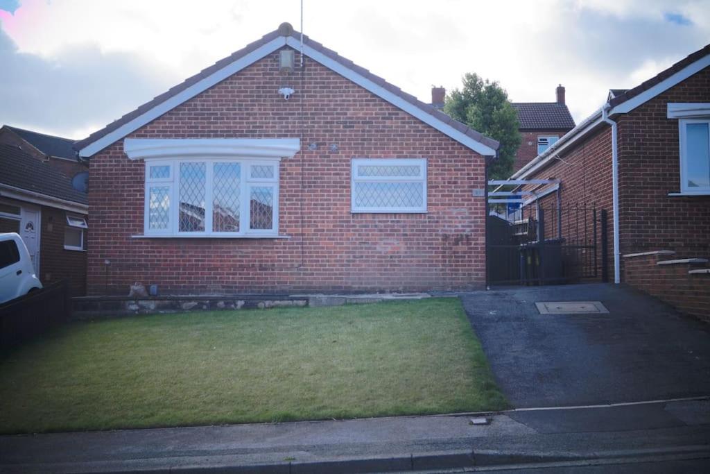 Luxurious Detached Bungalow バットレイ エクステリア 写真