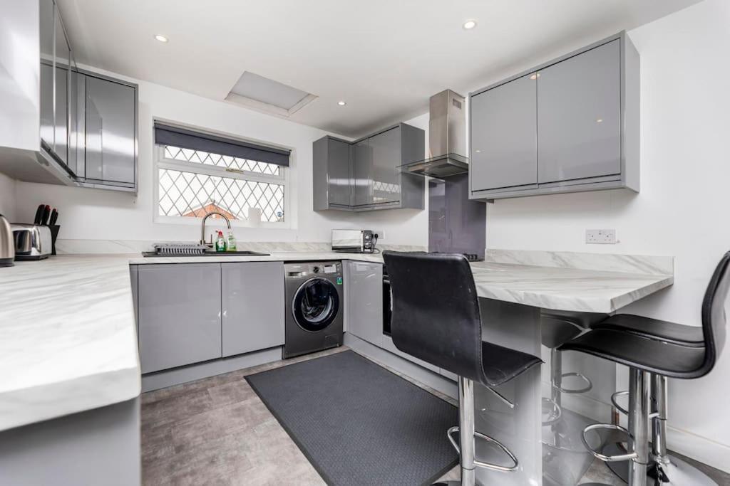 Luxurious Detached Bungalow バットレイ エクステリア 写真
