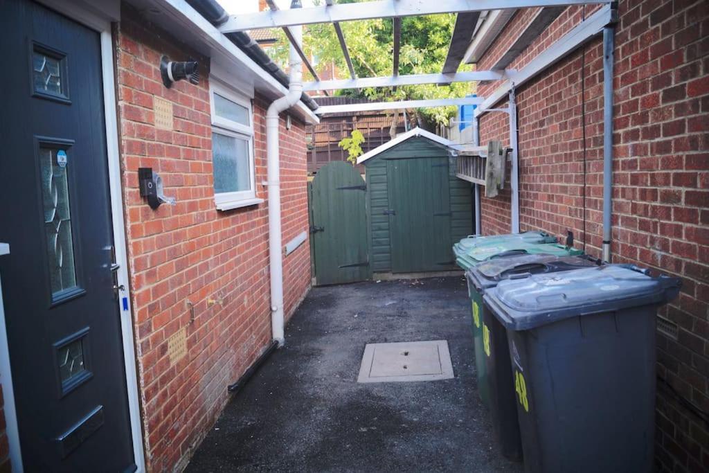 Luxurious Detached Bungalow バットレイ エクステリア 写真