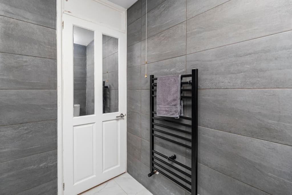 Luxurious Detached Bungalow バットレイ エクステリア 写真