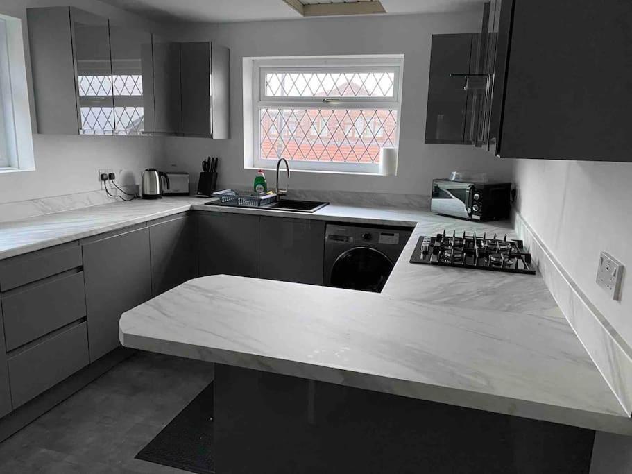Luxurious Detached Bungalow バットレイ エクステリア 写真