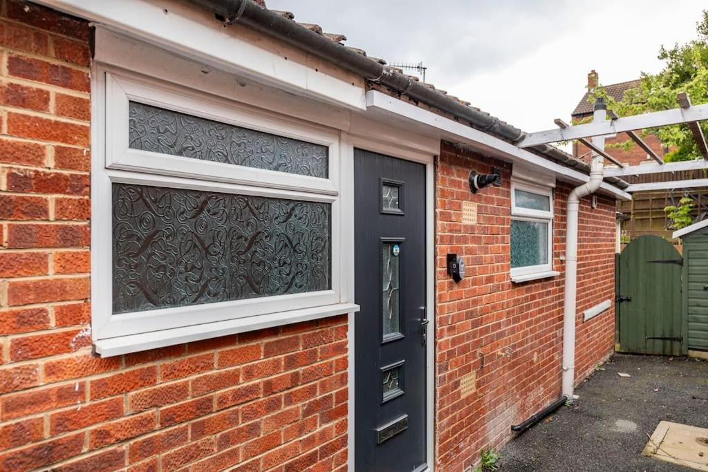Luxurious Detached Bungalow バットレイ エクステリア 写真