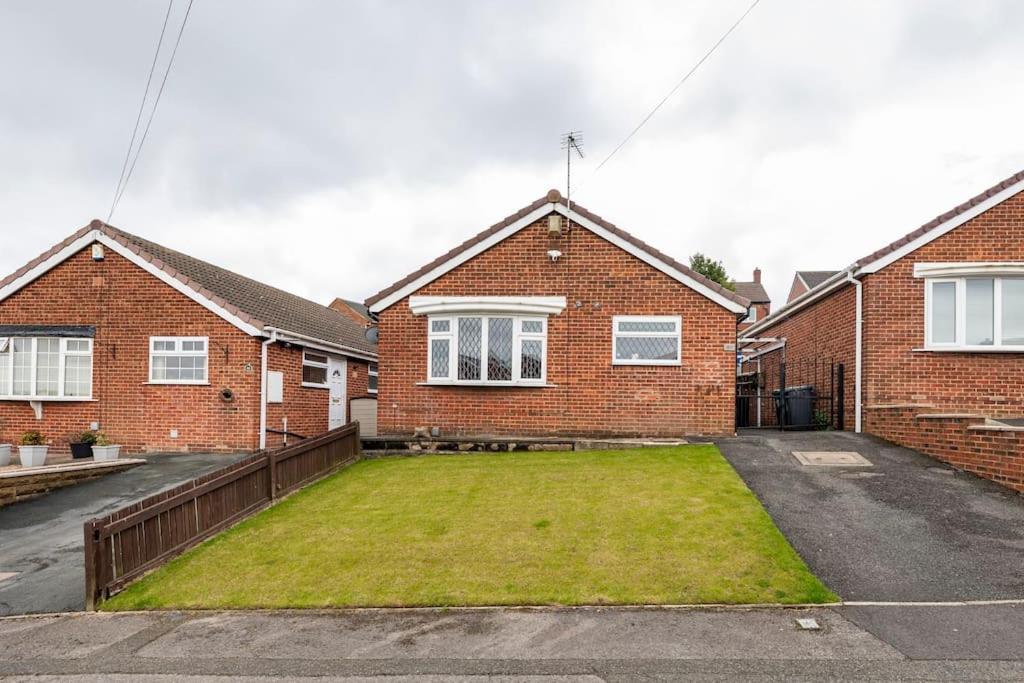 Luxurious Detached Bungalow バットレイ エクステリア 写真